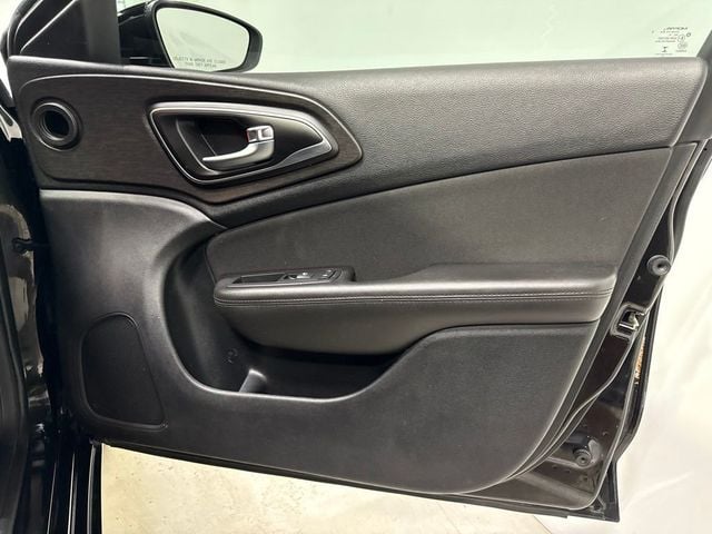 2017 Chrysler 200 LX FWD - 23057615 - 25