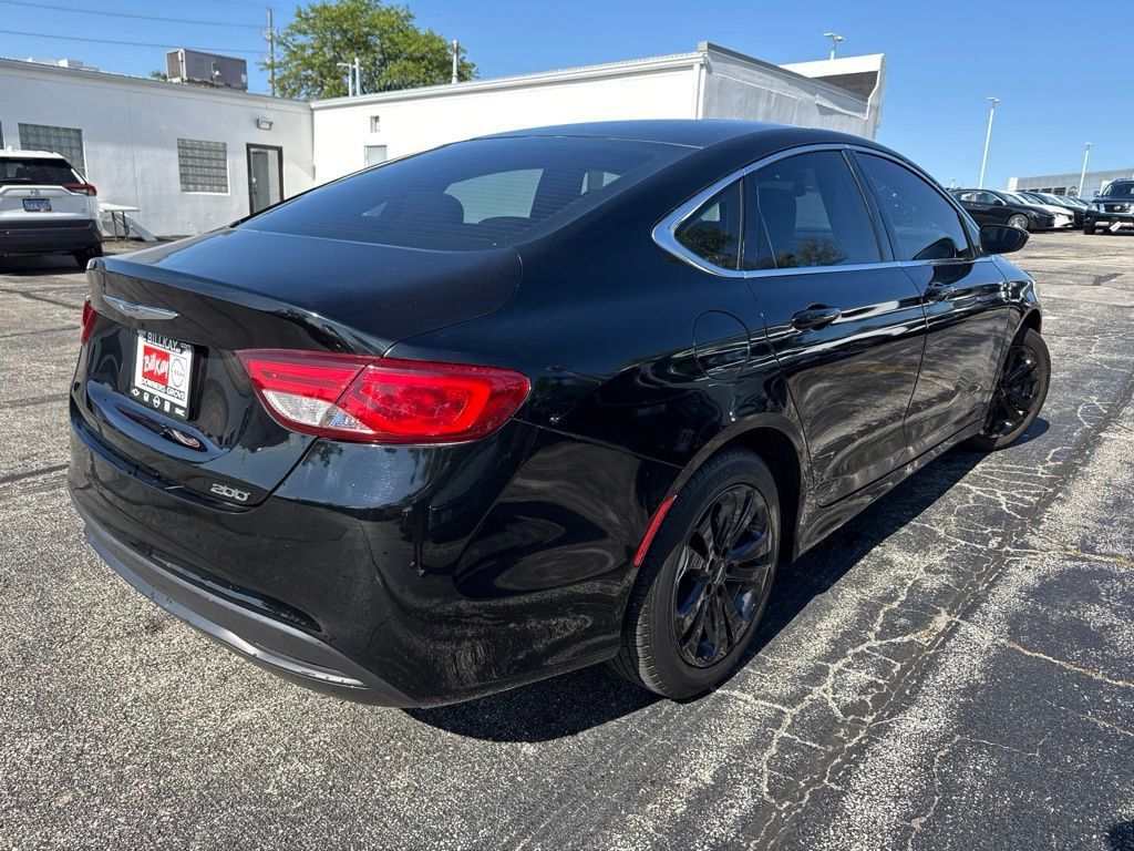 2017 Chrysler 200 LX FWD - 23057615 - 4