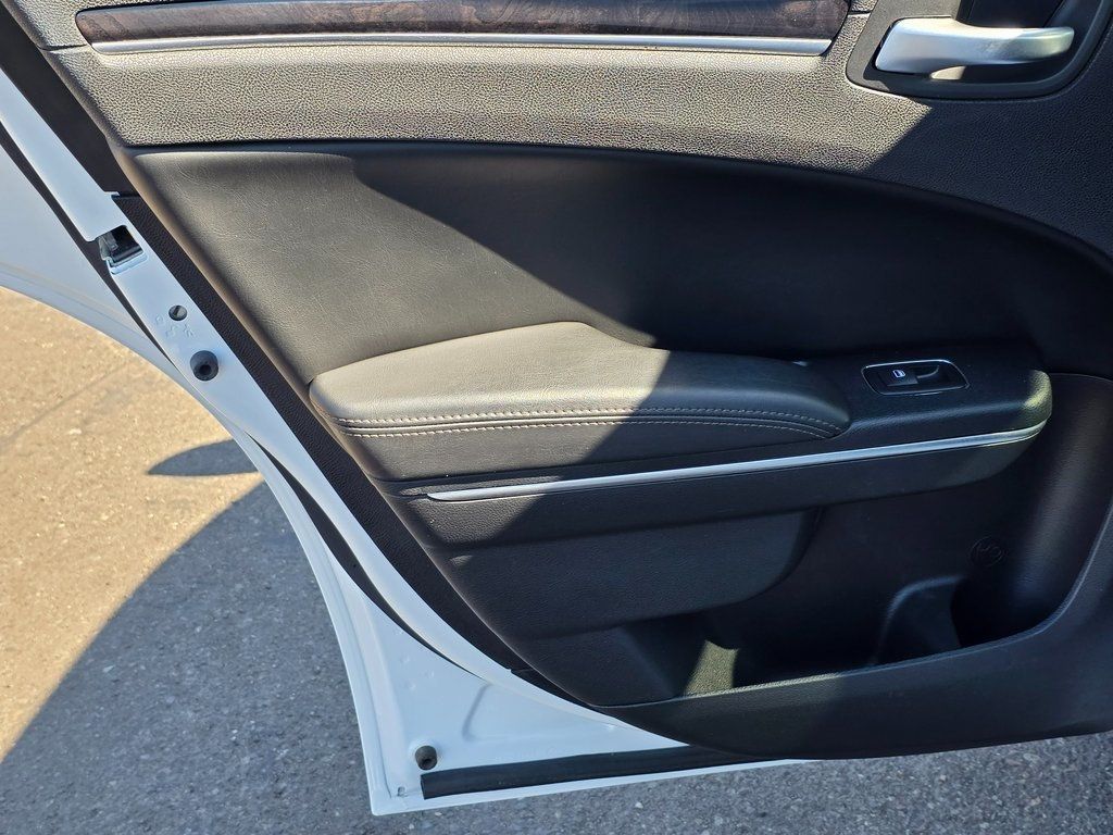 2017 Chrysler 300 300C RWD - 22908911 - 19