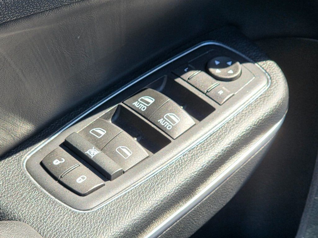 2017 Chrysler 300 300C RWD - 22908911 - 21