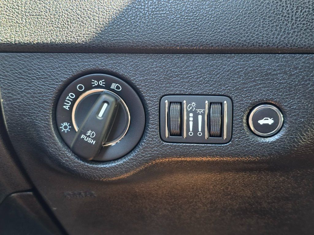 2017 Chrysler 300 300C RWD - 22908911 - 37