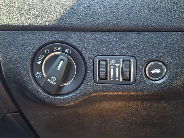 2017 Chrysler 300 300C RWD - 22908911 - 37