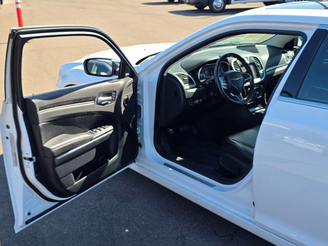 2017 Chrysler 300 300C RWD - 22908911 - 39