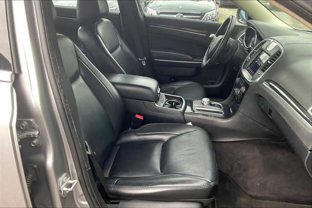 2017 Chrysler 300 Limited AWD - 23060444 - 11