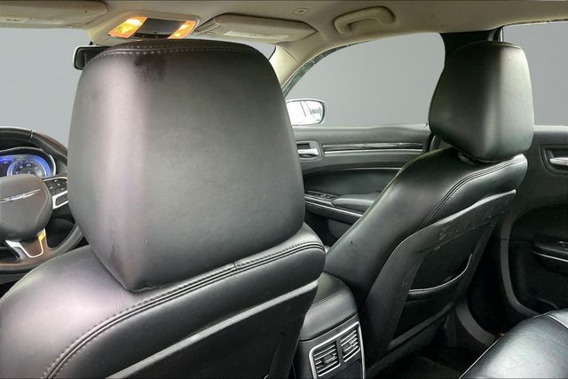 2017 Chrysler 300 Limited AWD - 23060444 - 17