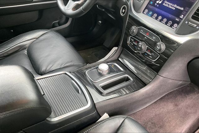 2017 Chrysler 300 Limited AWD - 23060444 - 28
