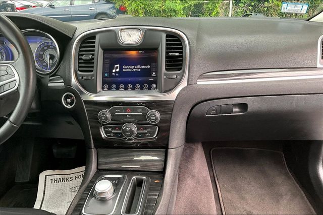 2017 Chrysler 300 Limited AWD - 23060444 - 29