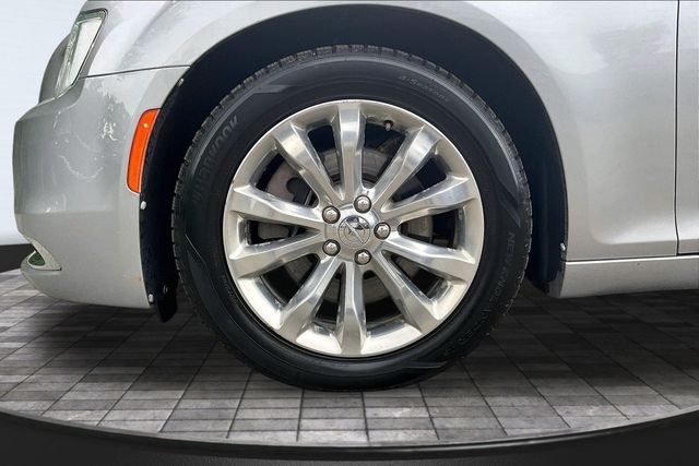 2017 Chrysler 300 Limited AWD - 23060444 - 35