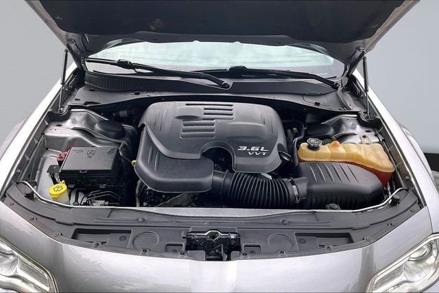 2017 Chrysler 300 Limited AWD - 23060444 - 36