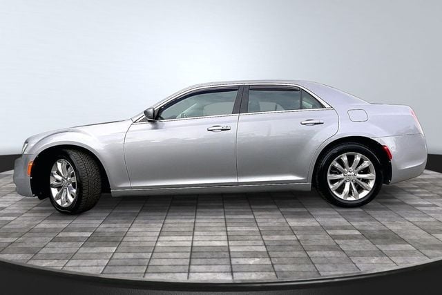 2017 Chrysler 300 Limited AWD - 23060444 - 3