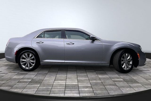 2017 Chrysler 300 Limited AWD - 23060444 - 7