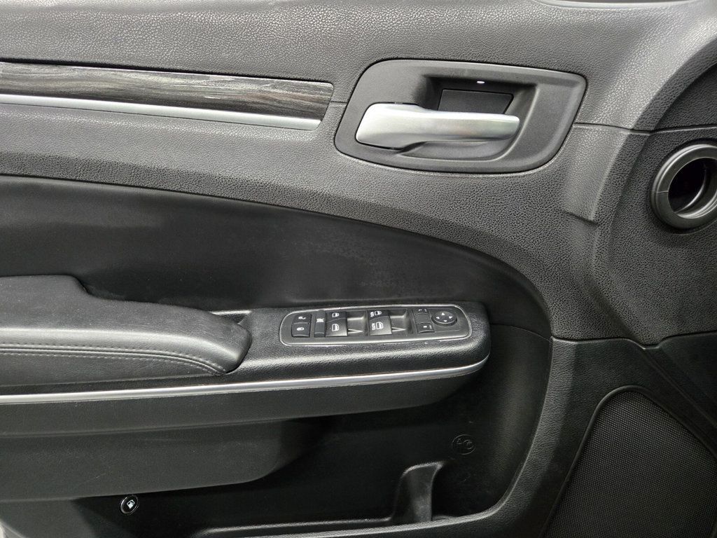 2017 Chrysler 300 Limited RWD - 22923409 - 14