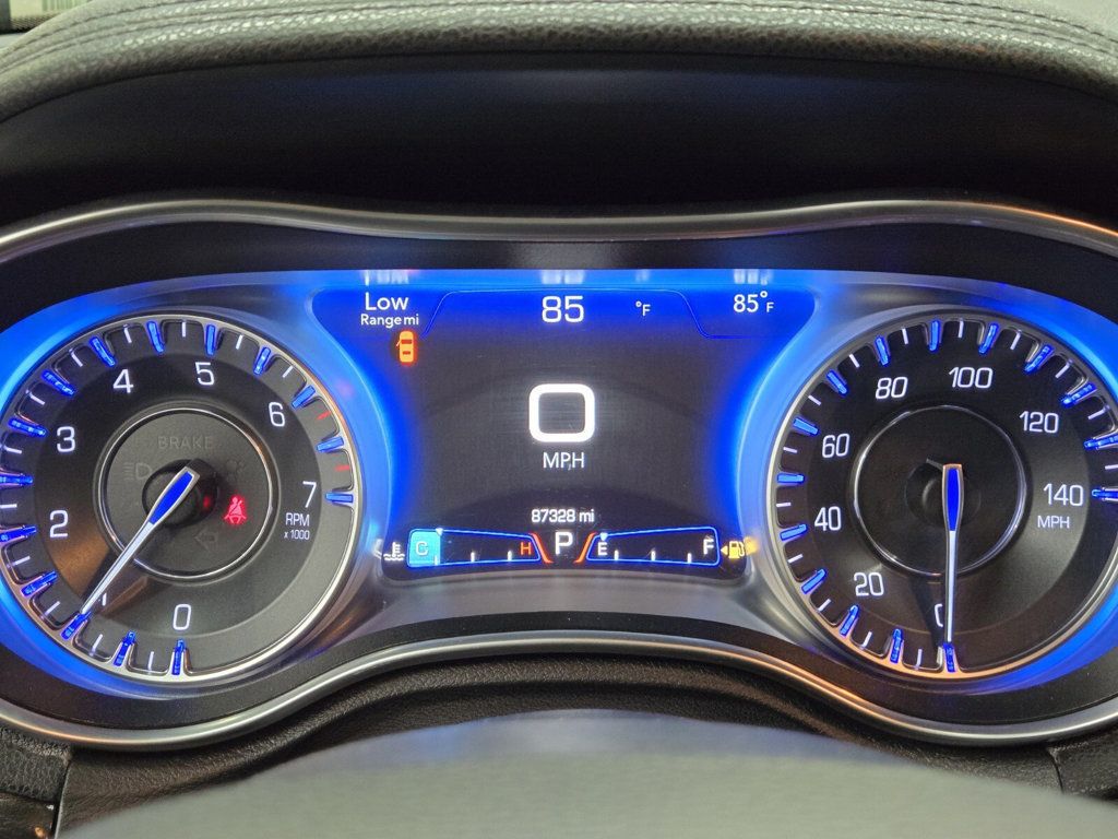 2017 Chrysler 300 Limited RWD - 22923409 - 16