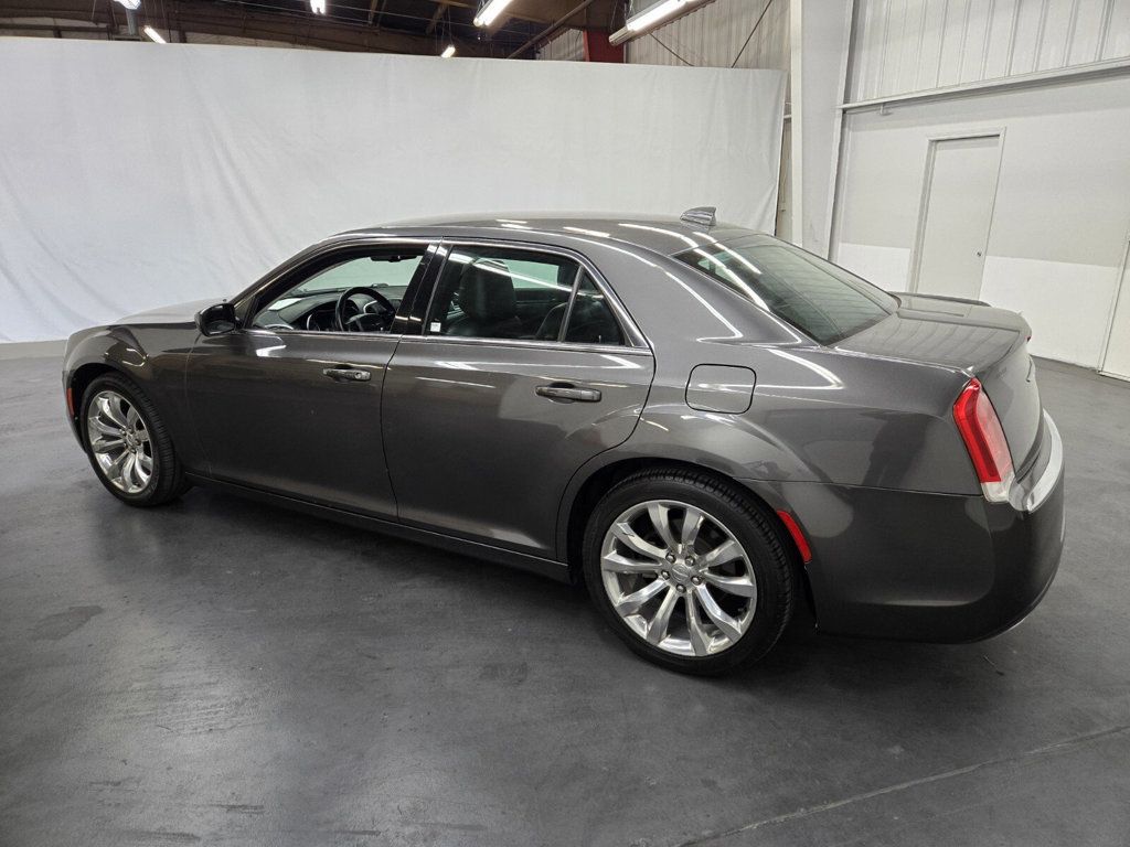 2017 Chrysler 300 Limited RWD - 22923409 - 2