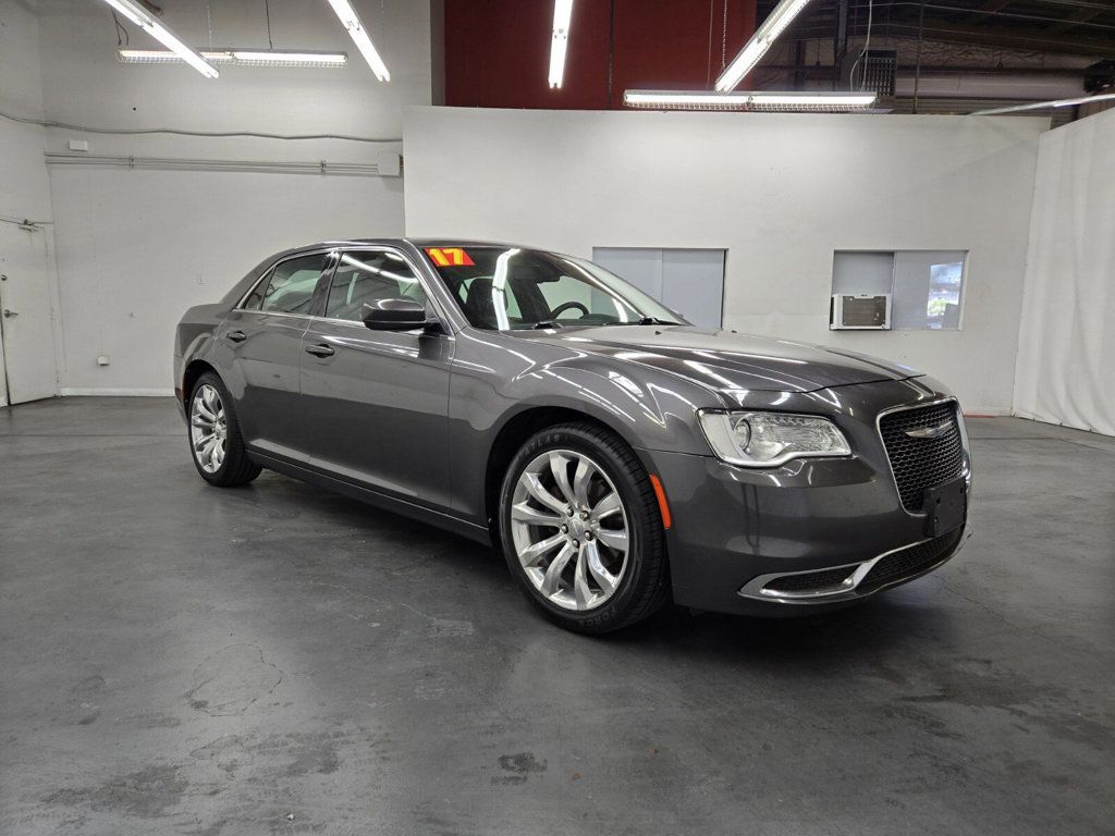 2017 Chrysler 300 Limited RWD - 22923409 - 3