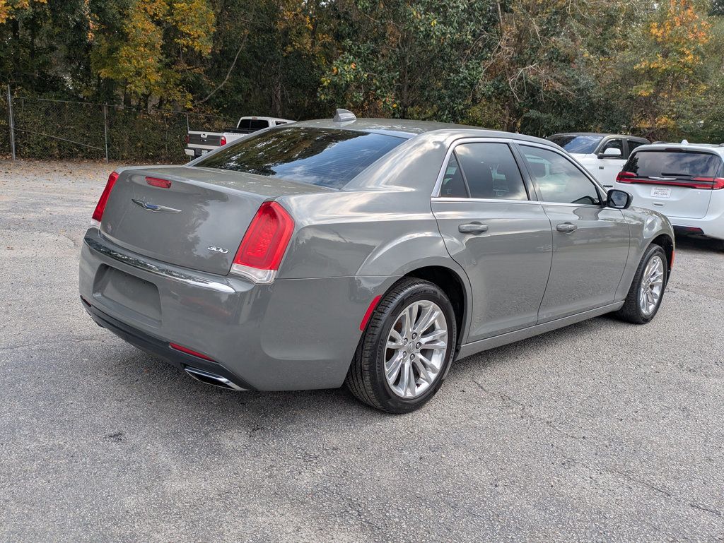 2017 Chrysler 300 Limited photo 3