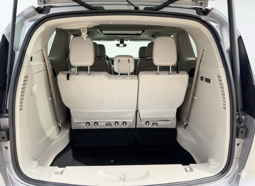 2017 Chrysler Pacifica LOADED!! VERY CLEAN INSIDE AND OUT! READY FOR A ROADTRIP! - 22847713 - 9