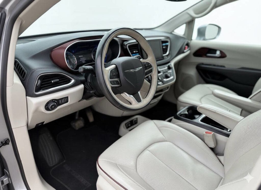 2017 Chrysler Pacifica LOADED!! VERY CLEAN INSIDE AND OUT! READY FOR A ROADTRIP! - 22847713 - 10