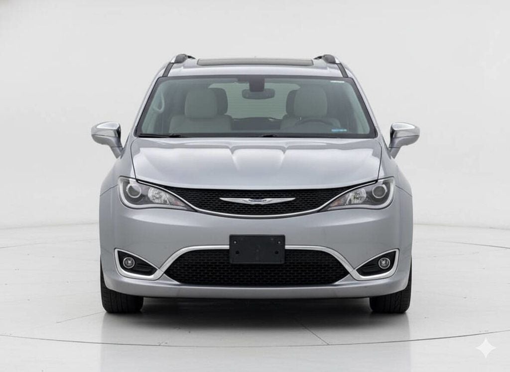 2017 Chrysler Pacifica Limited photo 3