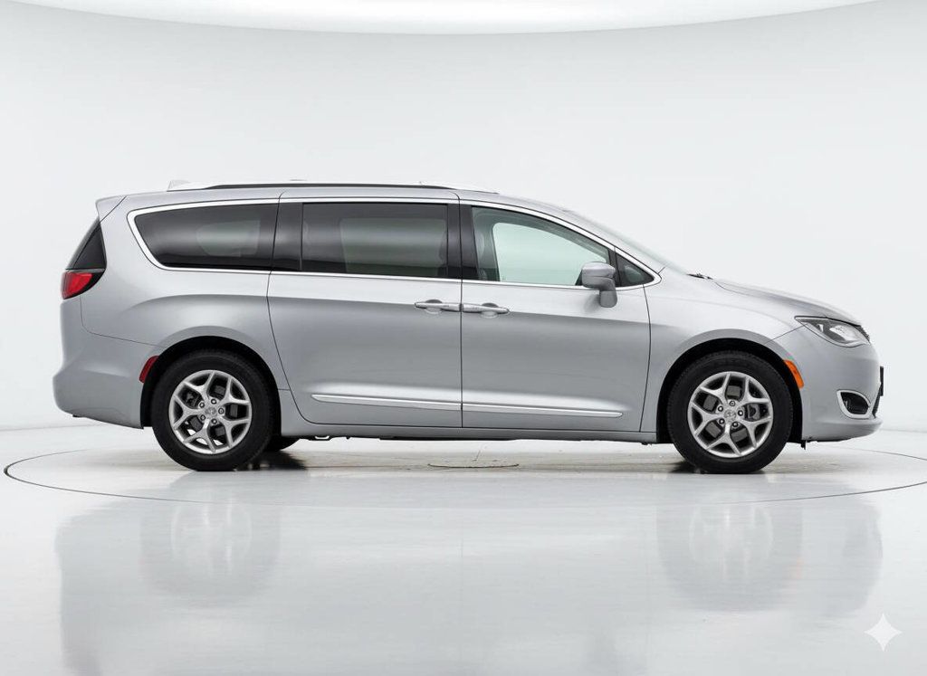 2017 Chrysler Pacifica LOADED!! VERY CLEAN INSIDE AND OUT! READY FOR A ROADTRIP! - 22847713 - 4