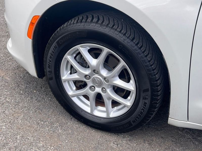 2017 Chrysler Pacifica LX photo 10