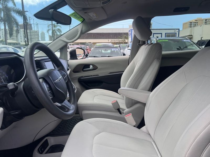 2017 Chrysler Pacifica LX photo 11