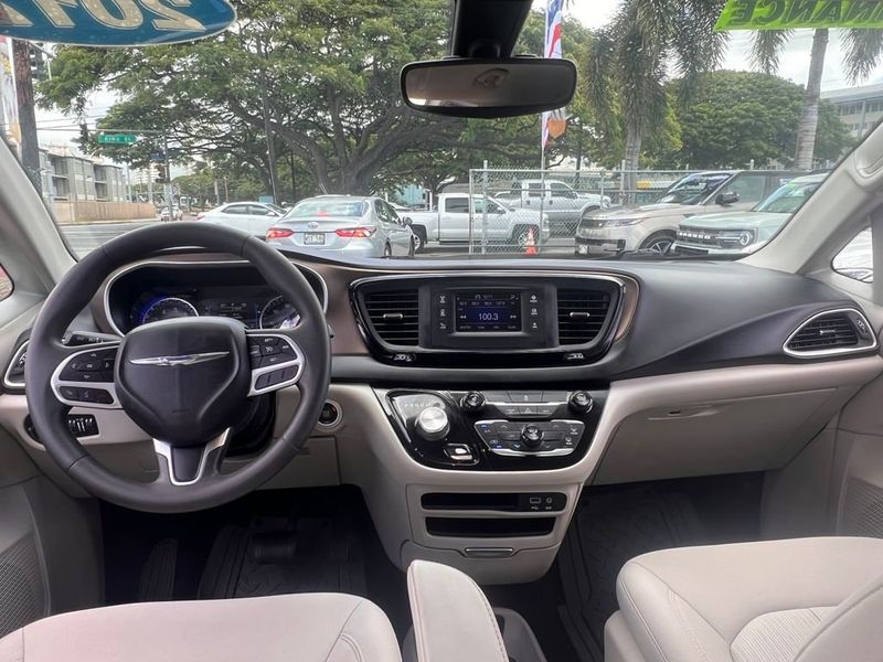 2017 Chrysler Pacifica LX photo 12
