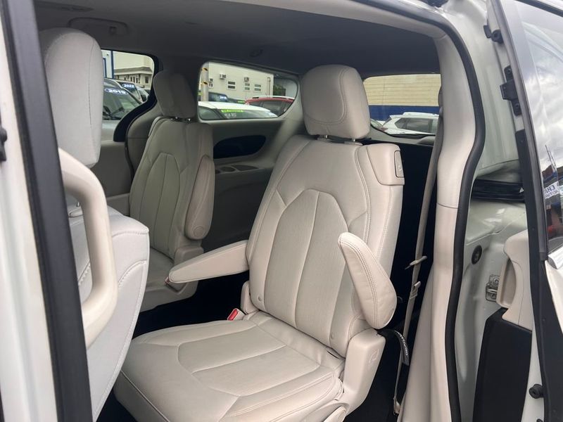 2017 Chrysler Pacifica LX photo 13