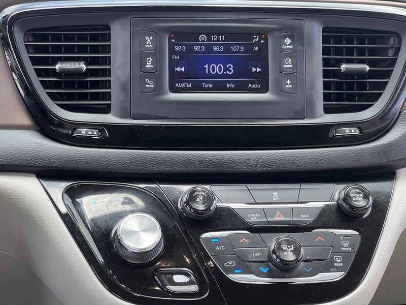 2017 Chrysler Pacifica LX photo 14