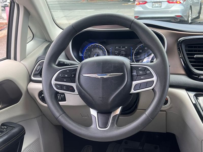 2017 Chrysler Pacifica LX photo 15