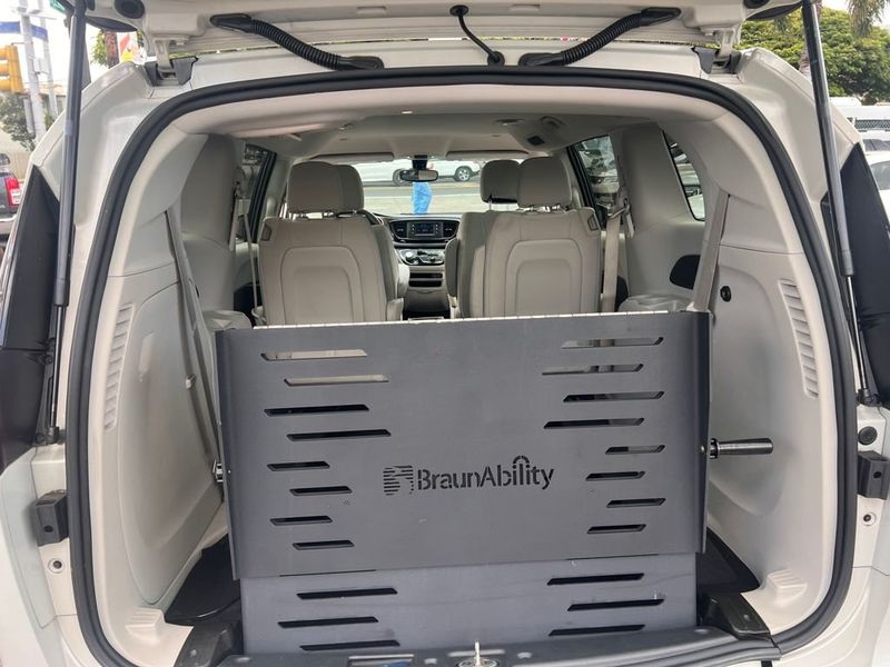 2017 Chrysler Pacifica LX photo 18