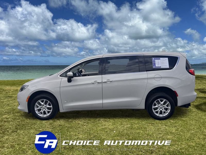 2017 Chrysler Pacifica LX photo 3