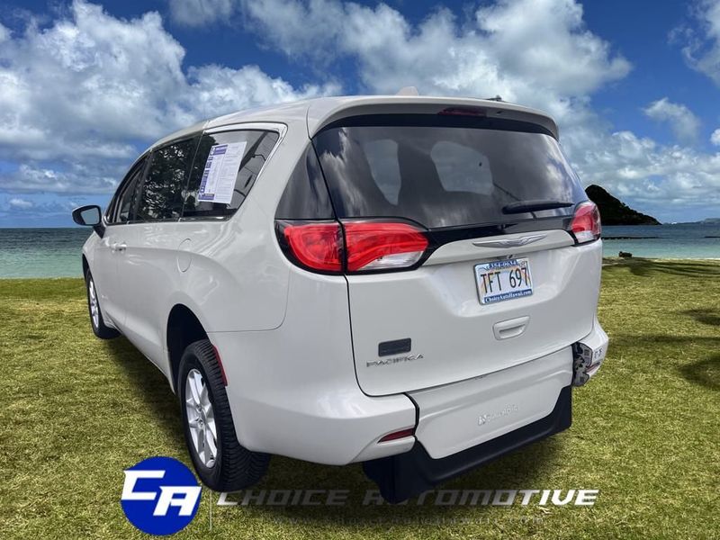 2017 Chrysler Pacifica LX photo 4