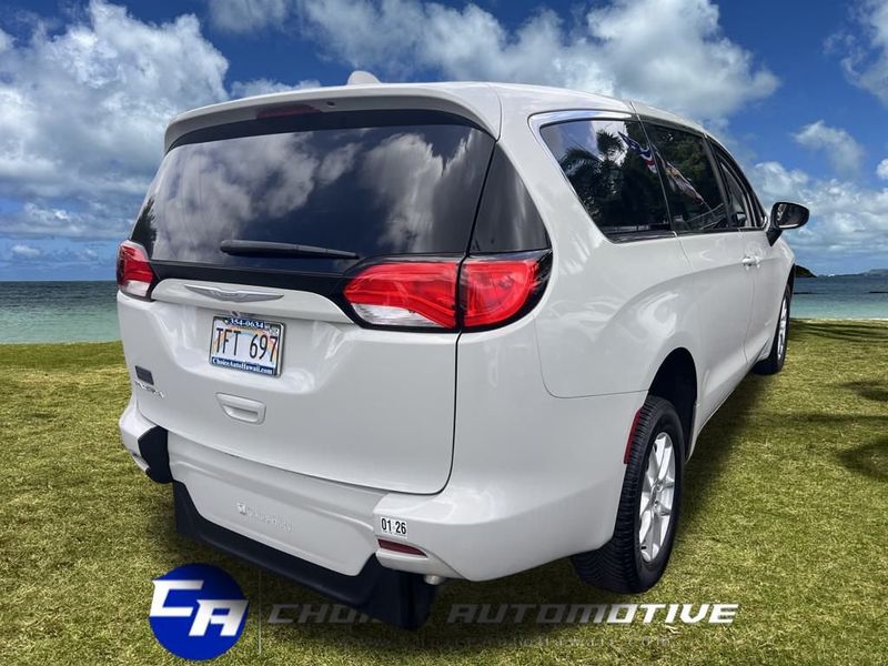 2017 Chrysler Pacifica LX photo 6