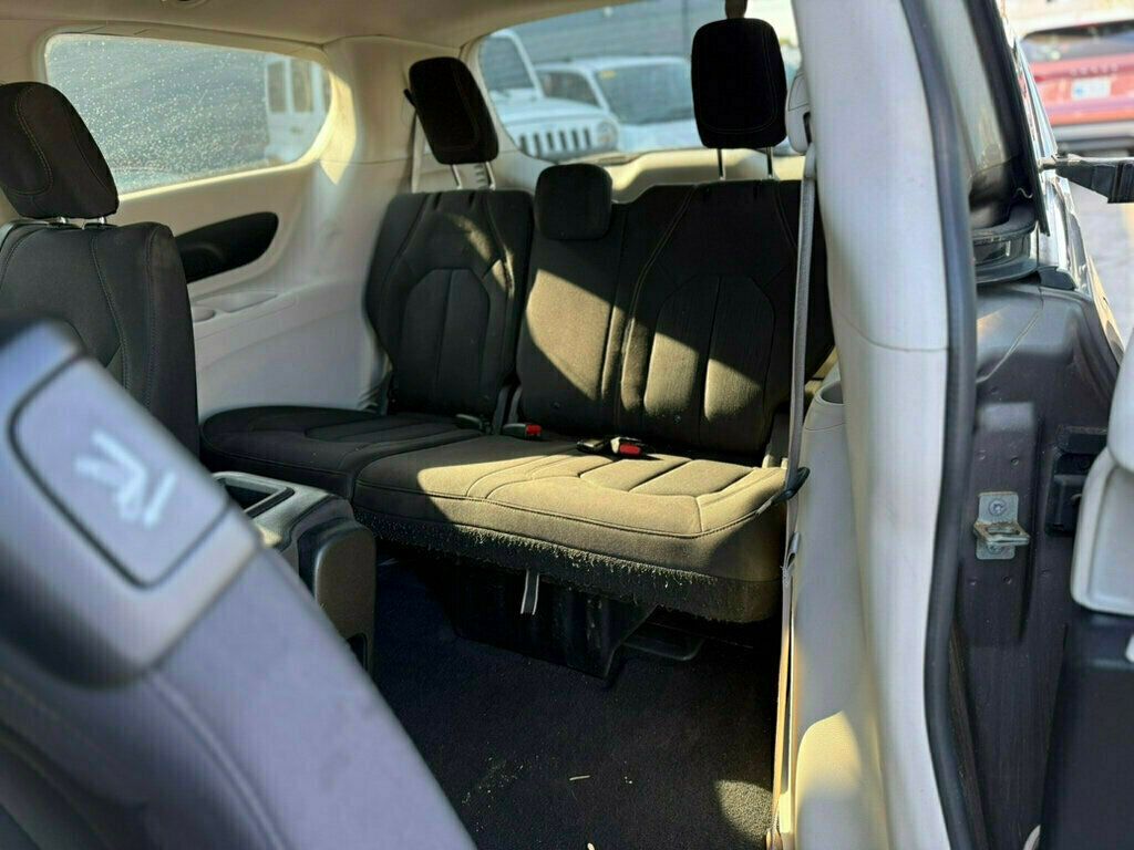 2017 Chrysler Pacifica LX photo 10