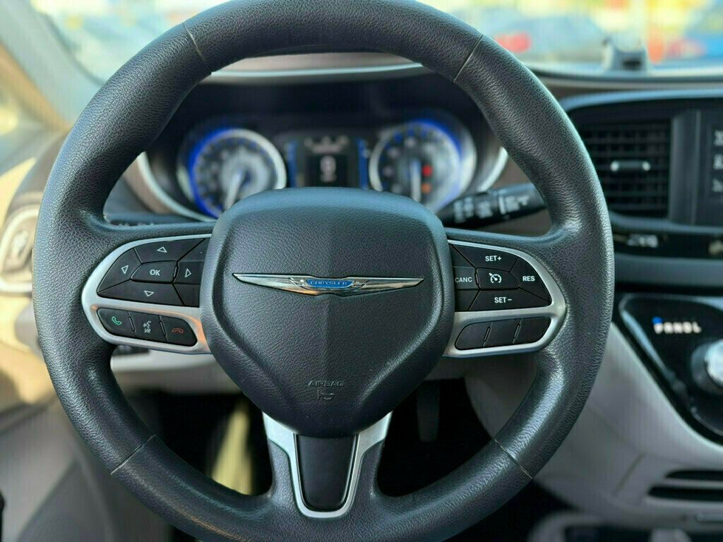 2017 Chrysler Pacifica LX photo 12