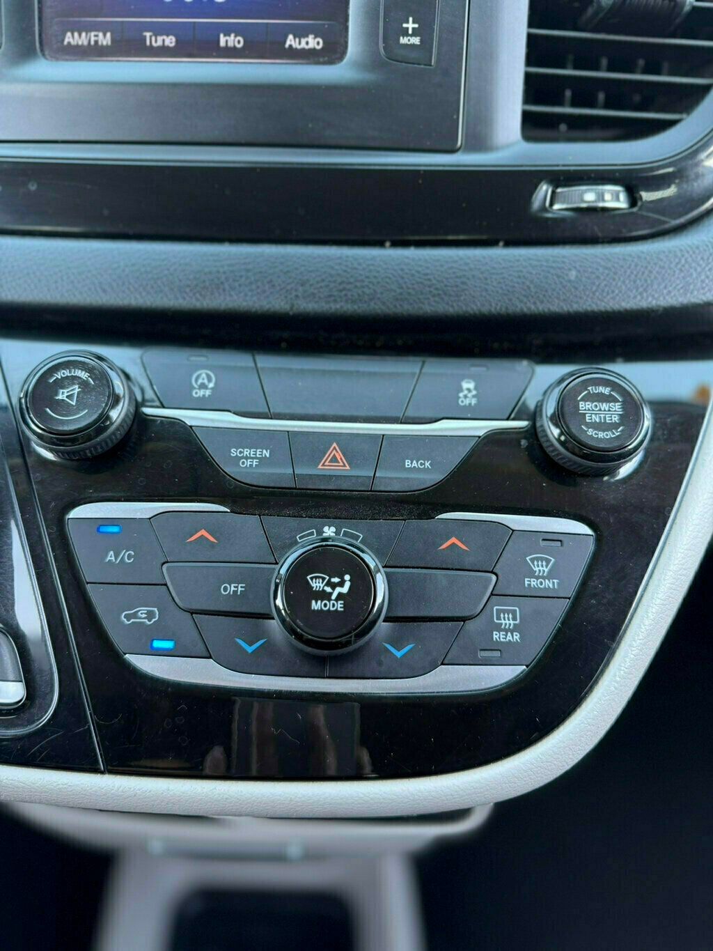 2017 Chrysler Pacifica LX photo 19