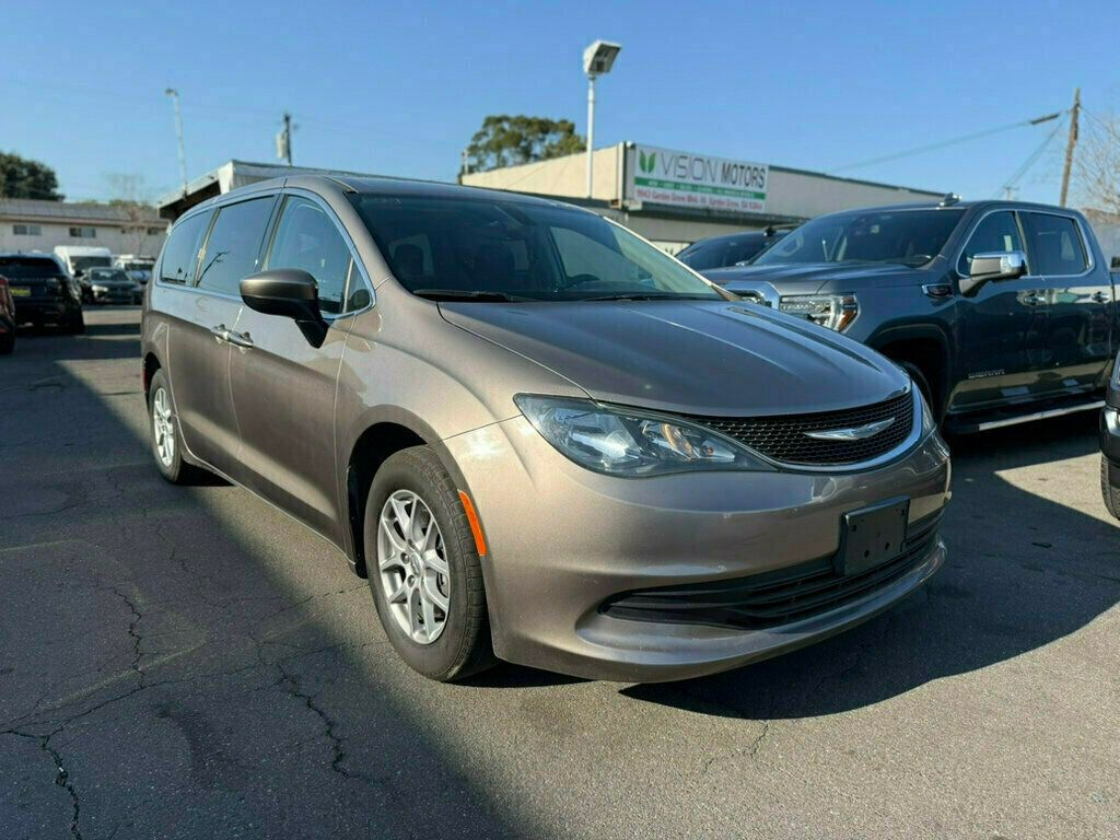2017 Chrysler Pacifica LX photo 2