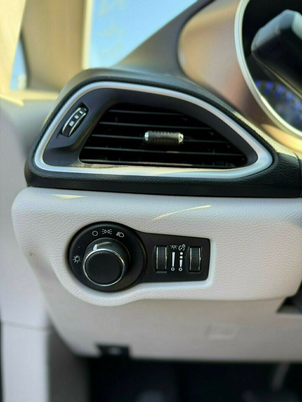 2017 Chrysler Pacifica LX photo 22