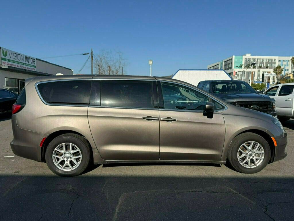 2017 Chrysler Pacifica LX photo 3