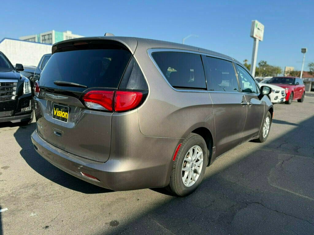 2017 Chrysler Pacifica LX photo 4