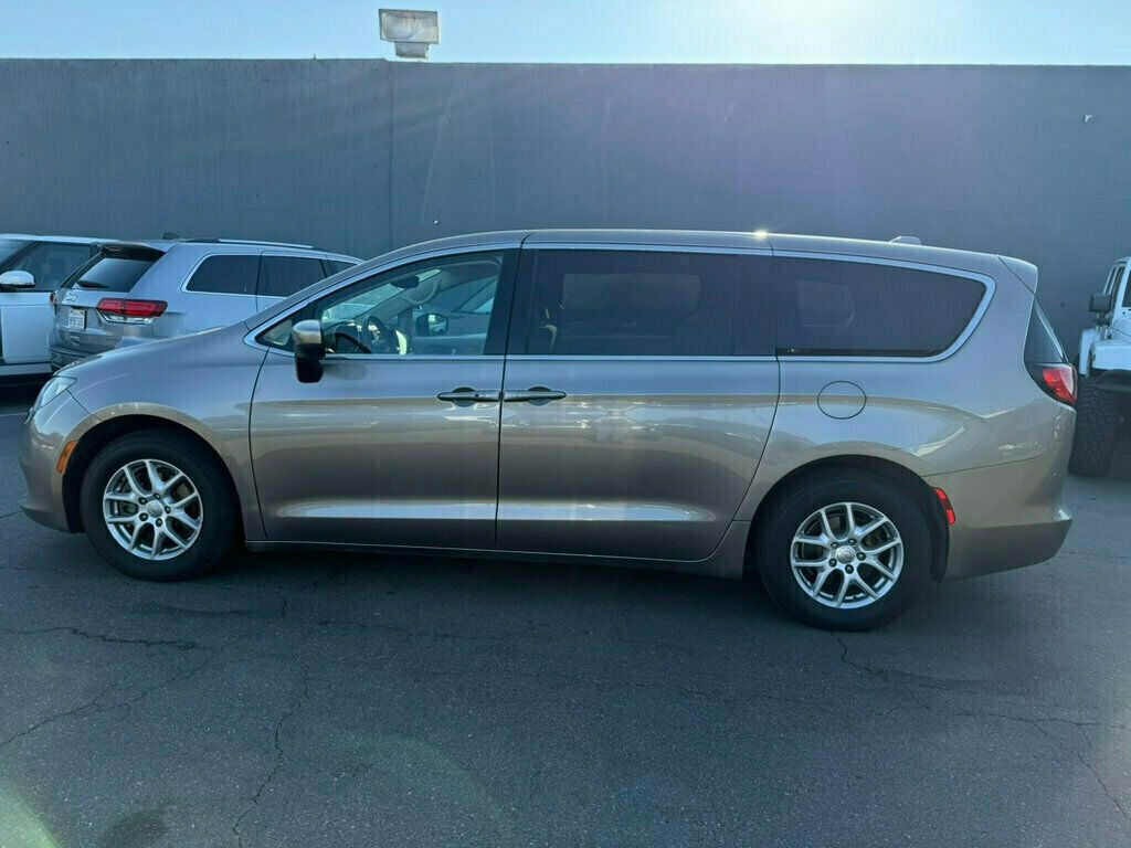 2017 Chrysler Pacifica LX photo 7