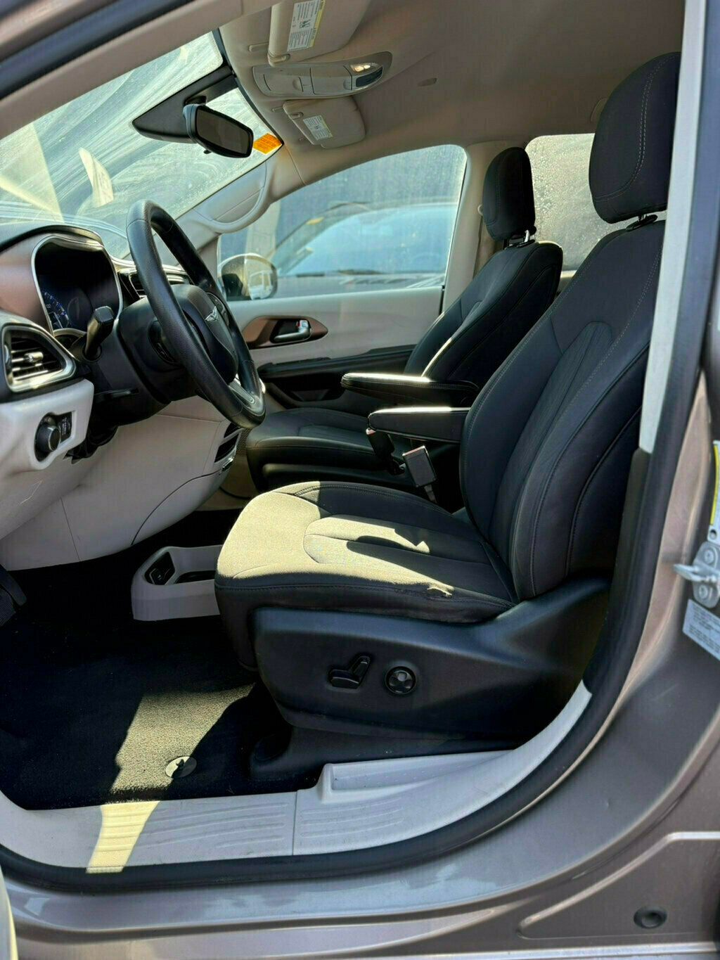 2017 Chrysler Pacifica LX photo 8