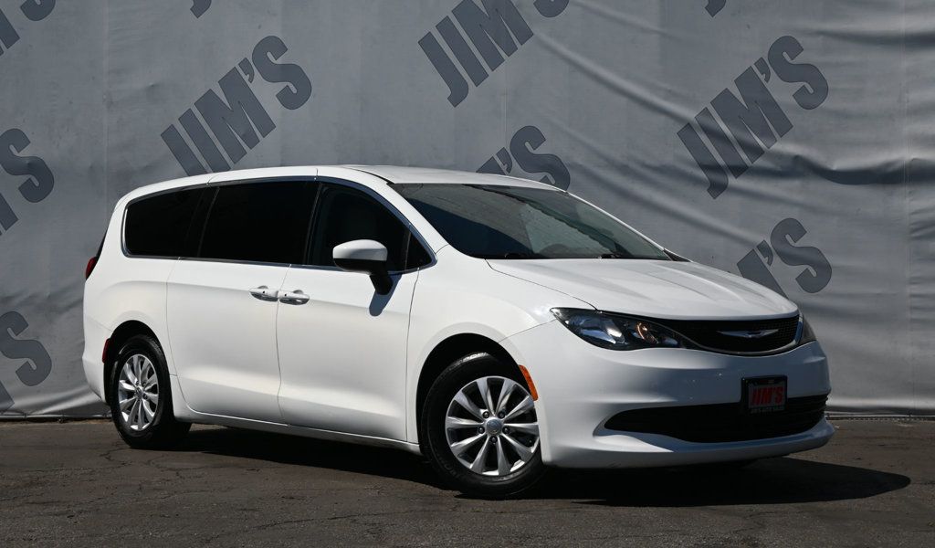 2017 Chrysler Pacifica Touring photo 3