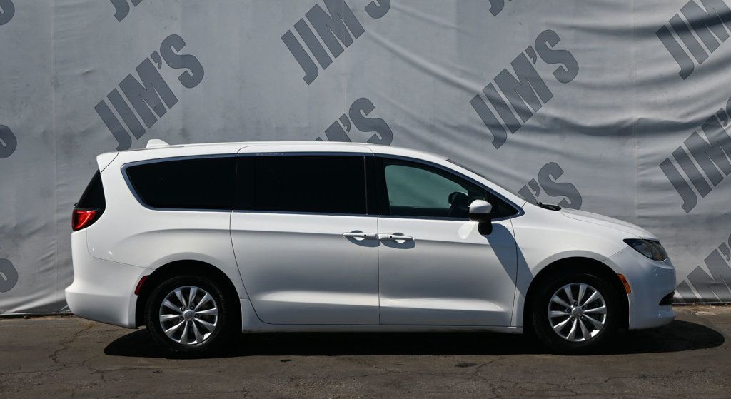 2017 Chrysler Pacifica Touring photo 4