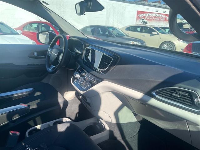 2017 Chrysler Pacifica Touring 4dr Wagon - 22973412 - 18