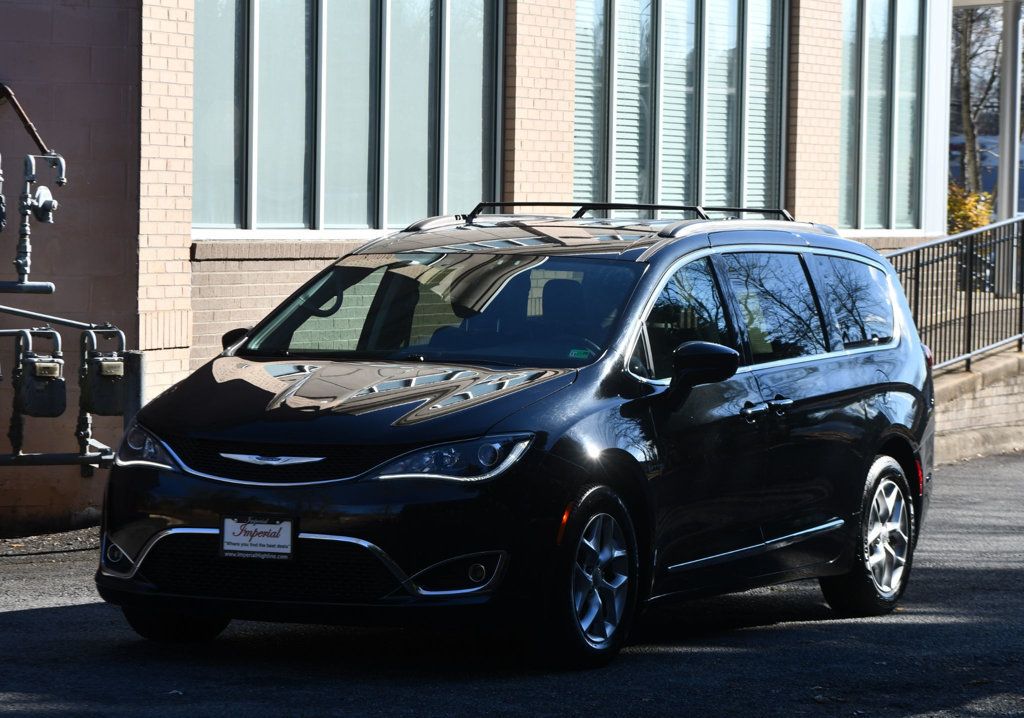 2017 Chrysler Pacifica Touring L photo 3