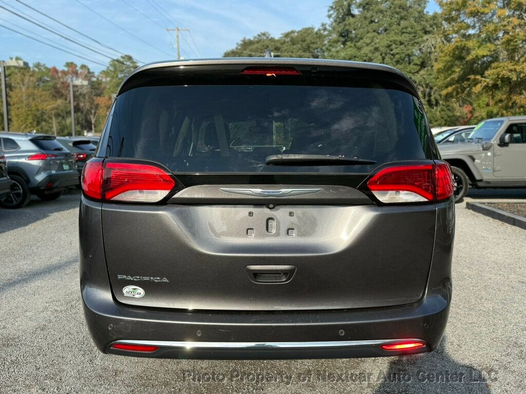 2017 Chrysler Pacifica Touring L photo 2