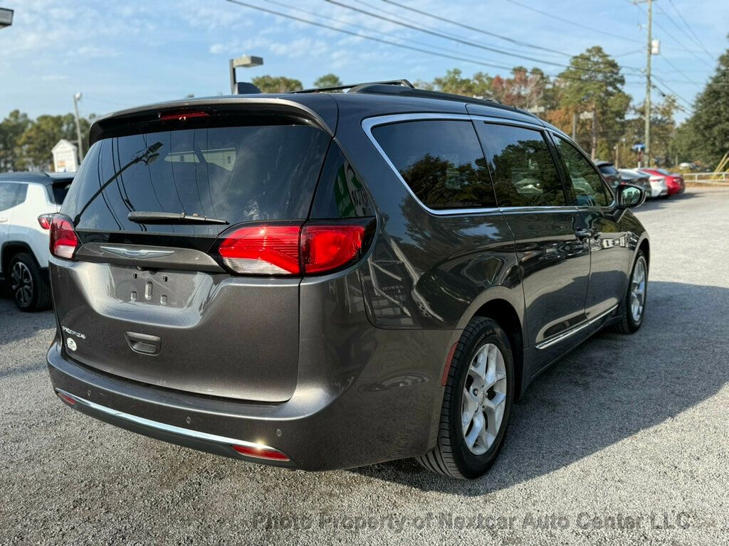 2017 Chrysler Pacifica Touring L photo 3