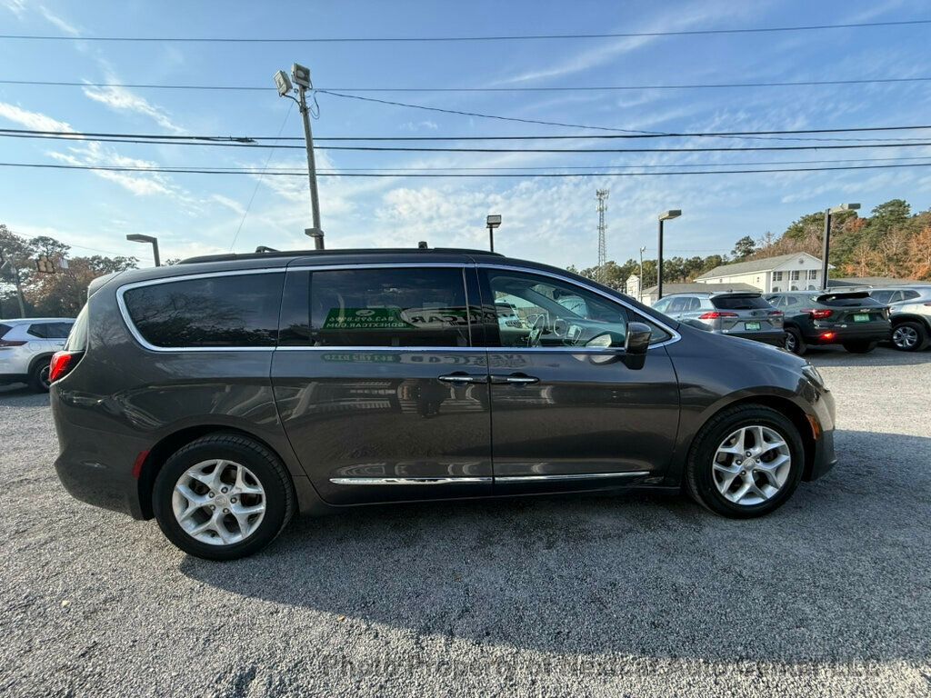 2017 Chrysler Pacifica Touring L photo 4